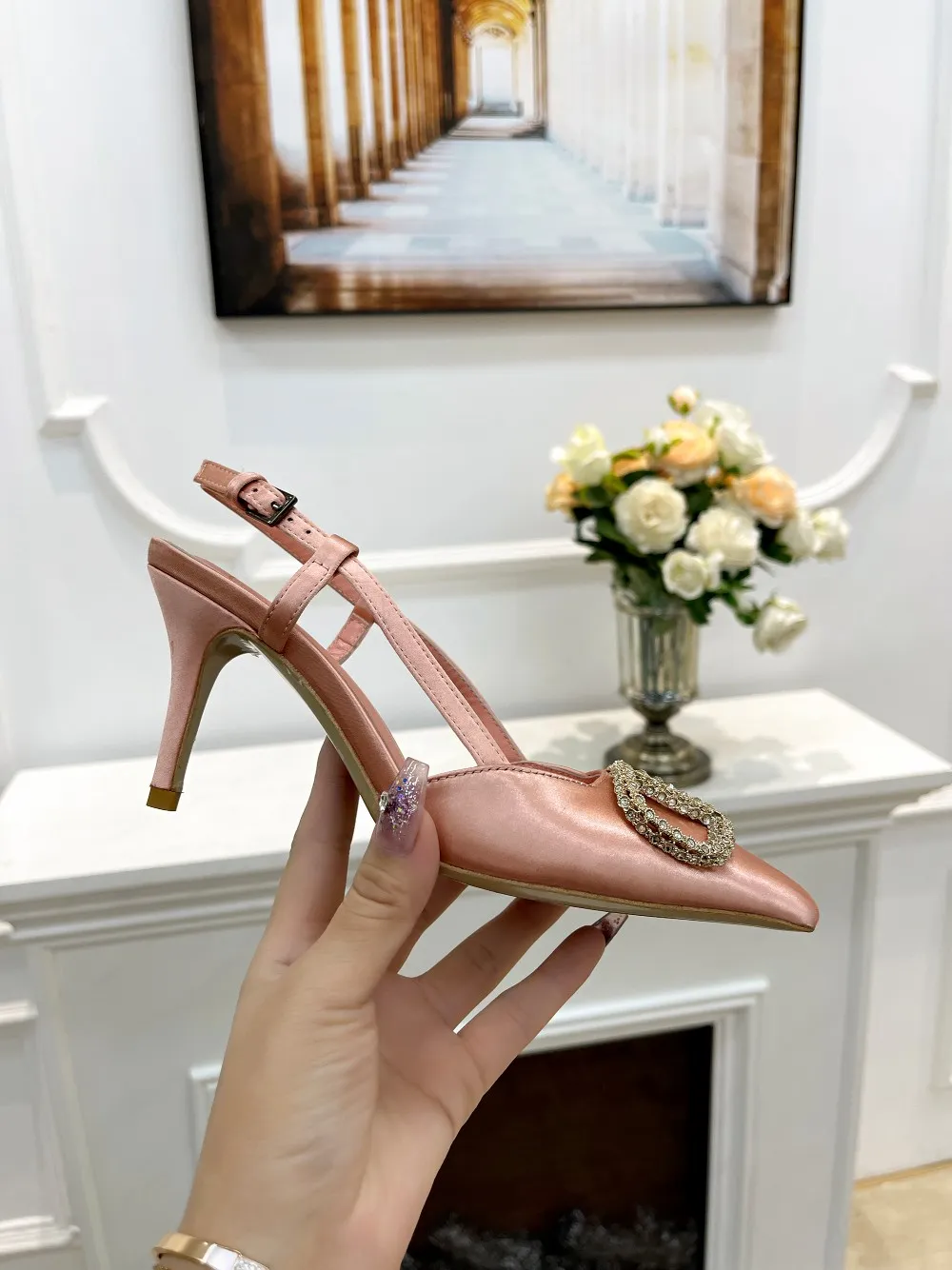 👟👟Ex-factory price 420👟👟 Genuine leather sole +40 Top version 𝑉𝐴𝐿𝐸𝑁𝑇𝐼𝑁𝑂 Valentino new spring and summer women's 8-color sandals [latest rhinestone buckle] bring out a full sense of luxury, and the new season will live up to expectations! Worth buying ★Absolutely high-grade❥Original method, Absolute sensibility❥Elegant style, No-frills walking artifact Code number: 35-41 (34-42 customized) Fabric: Imported silk Lining: Sheepskin lining Heel height: 4cm～7.5cm2⃣️A choice of leather outsole Rubber outsole